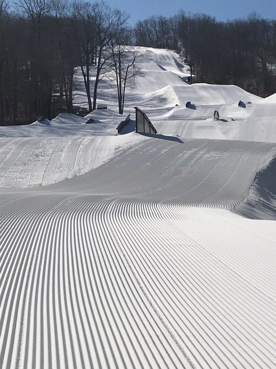 skiJFBB's tweet photo. Snowmaking was in full effect Wednesday through Friday setting up for a beautiful weekend. Going to be sunny and bluebird skies Saturday and Sunday with the temps in the mid 40s. Get here this weekend. #wegotsnow https://t.co/DMusVJNqHp