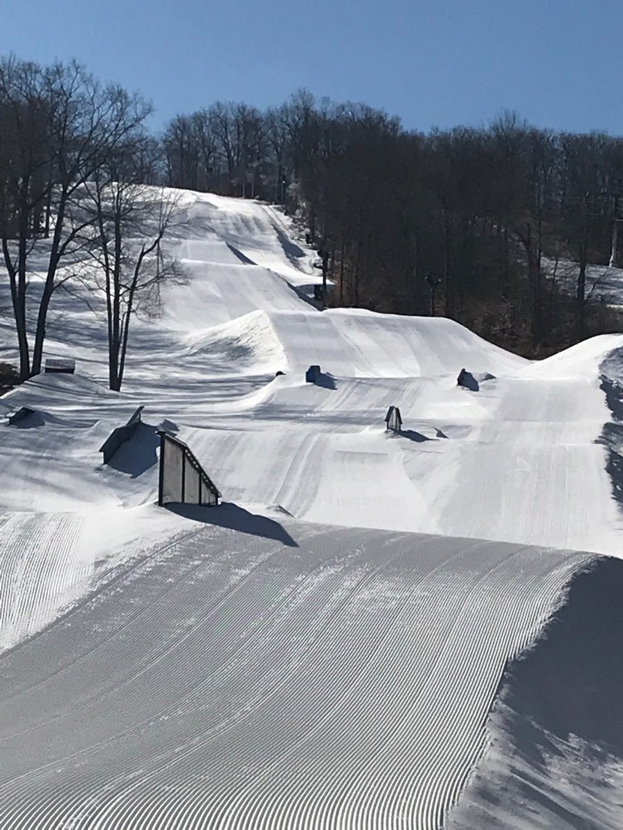 skiJFBB's tweet photo. Snowmaking was in full effect Wednesday through Friday setting up for a beautiful weekend. Going to be sunny and bluebird skies Saturday and Sunday with the temps in the mid 40s. Get here this weekend. #wegotsnow https://t.co/DMusVJNqHp