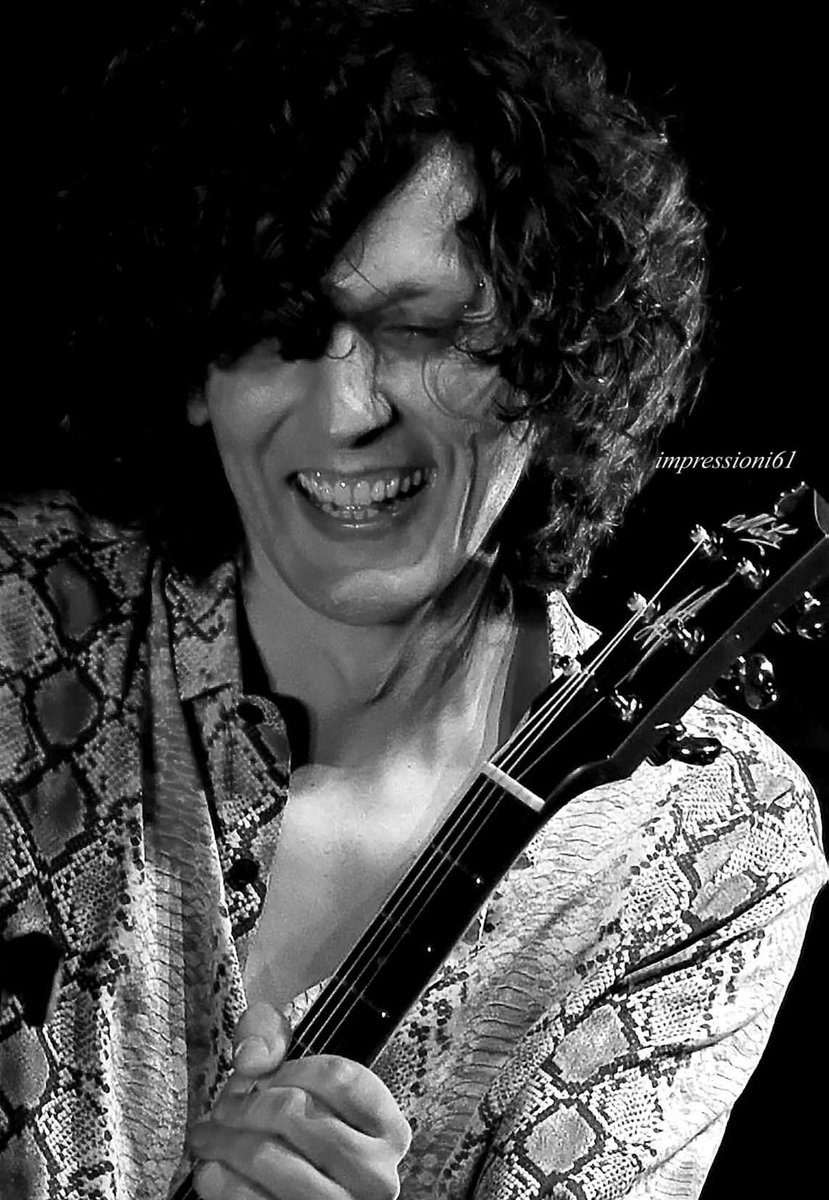 sognantina's tweet image. La gioia rende docili. Fa aprire il cuore e abbassare le difese. Fidandosi ciecamente di chi ci sta di fronte... #fidarsi #sorridere #gioia #amore #sincerità #cia #ErmalMeta  🤗😘