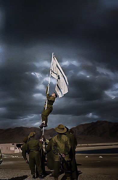 גלעד שקד Gilad Shaked on Twitter: "תצלום הנפת דגל הדיו באום רשרש (אילת).  מיכל פרי. 1949. נצבע מחדש https://t.co/gdTwGmzcSd" / Twitter