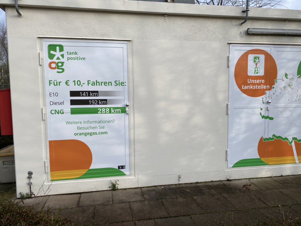Matze11420913's tweet photo. #Günstiger als #Benzin und #Diesel, dazu noch #klimaneutral unterwegs? Das geht schon JETZT mit #liebermitcng! Die Bio-CNG Tankstellen in #Schenefeld #Hamburg #Wedel für #LKW und #PKW. @OrangeGas #CNG #BioCNG #Pendler #strohimtank #strohklug #moin2102 @GRUENE_Hamburg #Klimawandel https://t.co/R4QWQ5LxMp