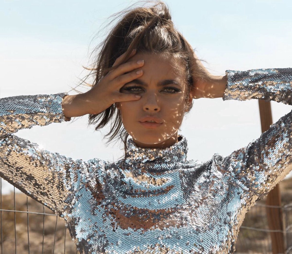 SultraBeauty's tweet image. ⚡️This look is out of this world 🛸

Hair: @kaylieklonehair
MUA: @saratess
Model: @zoe.somersall
Photo: @lizaboone

#dreamteam #sultrastyle #prostylist #hairstylist #updohairstyles #editorialshoot #behindthescenes #protools #highpony #desertvibes #outofthisworld