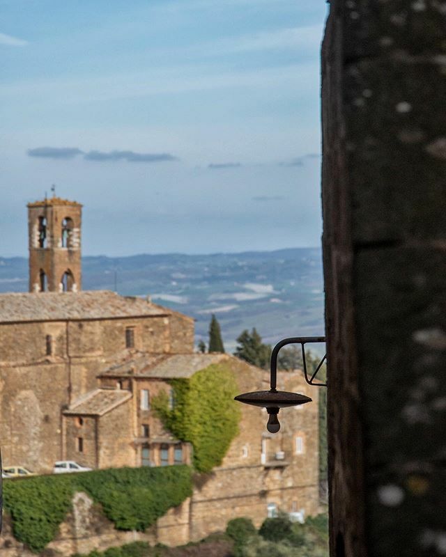 Non si può non innamorarsi della Provincia di Siena. Oggi a Montalcino per #BenvenutoBrunello in compagnia di @tommasiwine per la presentazione del Brunello 2015 di @casisano . E appena arrivato in paese non potevo non scattare una foto ilcinese. 
#monta… ift.tt/32hFJf9