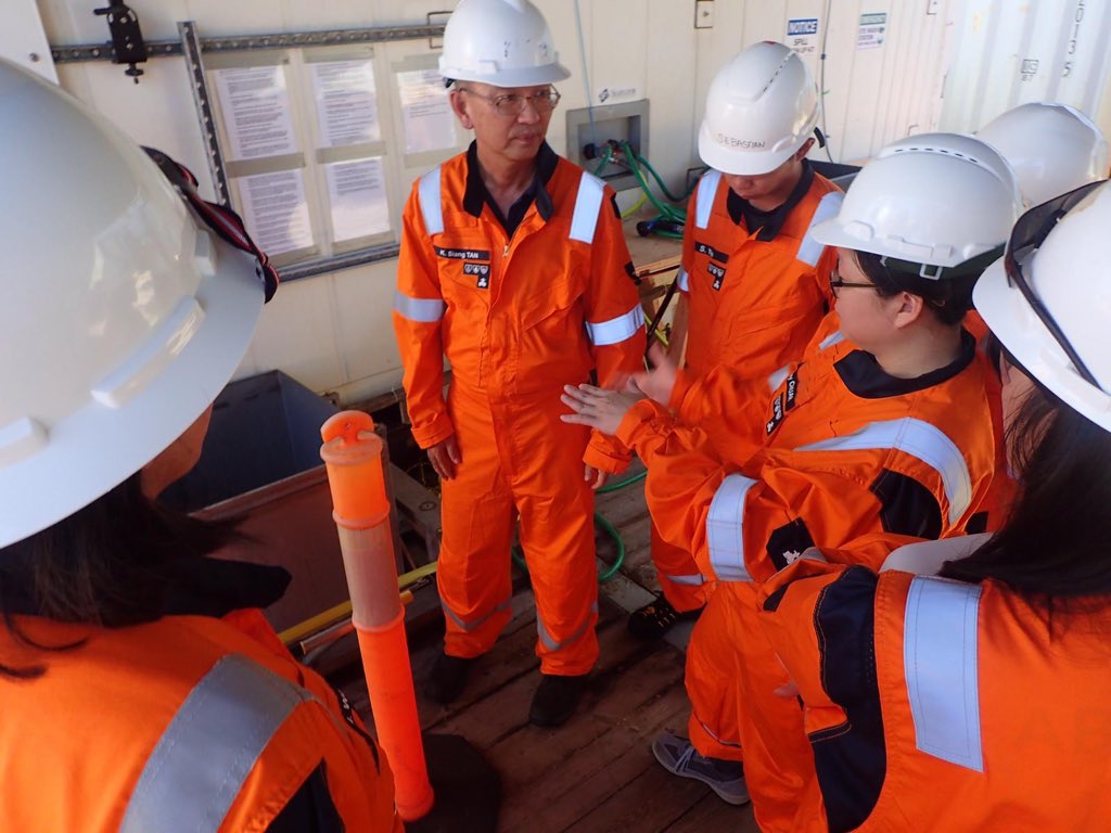 Box core talk! OMS team discussing the box core sampling protocol during the dry run #Abyss2020