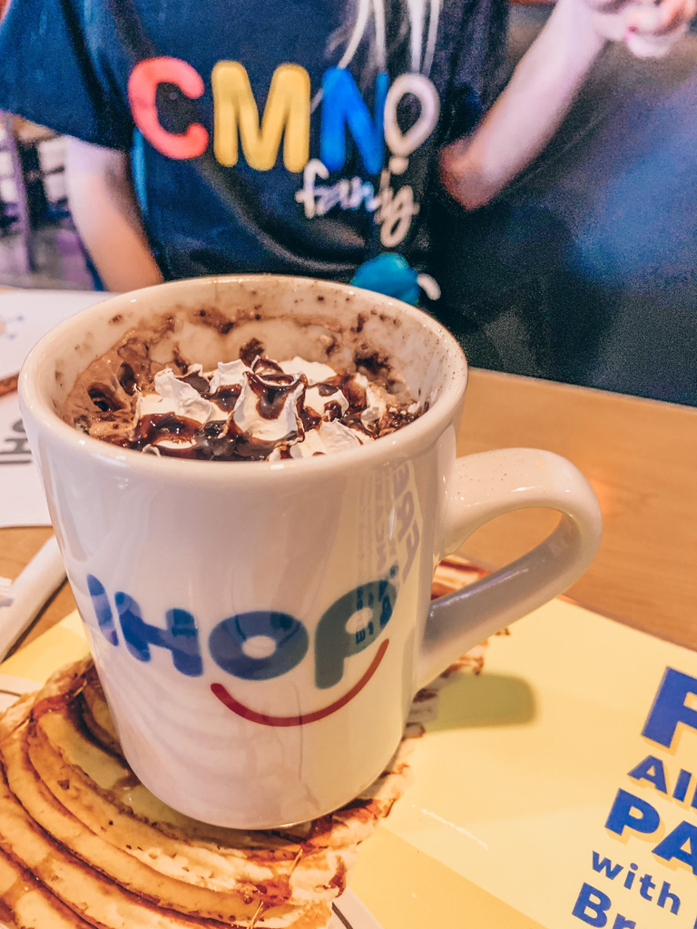 cmnkc's tweet photo. Who could use a Friday afternoon pick-me-up? Stop by your favorite Kansas City @IHOP location for a sweet treat and make a donation to @CMNhospitals! And while you're at it, make plans to come back on Feb. 25 for #NationalPancakeDay! https://t.co/NmMI4Xk4J4