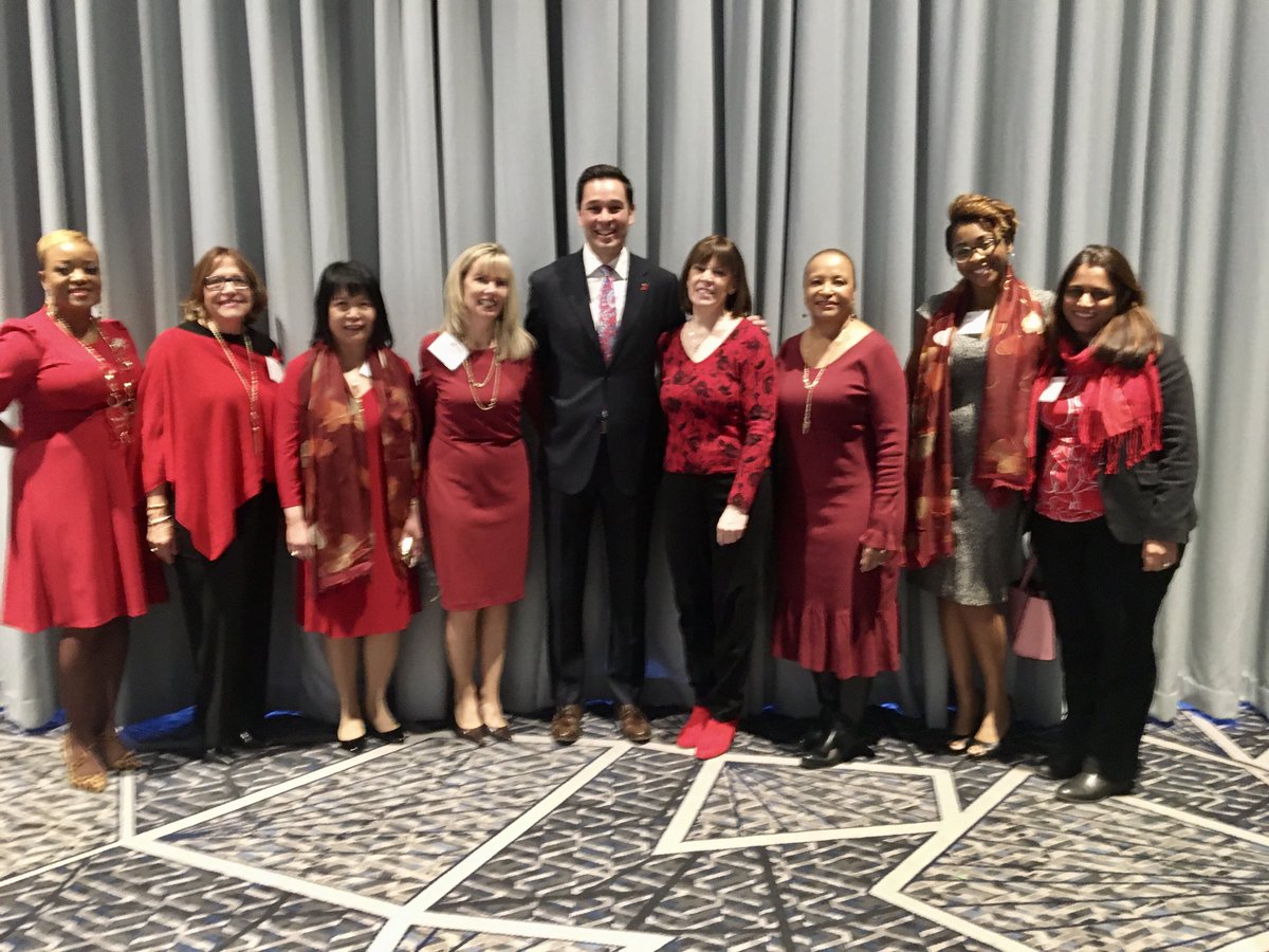 RybickiCM's tweet photo. I ❤️ our team! ⁦@AdvocateAurora⁩ @abc7chicago #chicagogoesred https://t.co/ihs3X27GXl