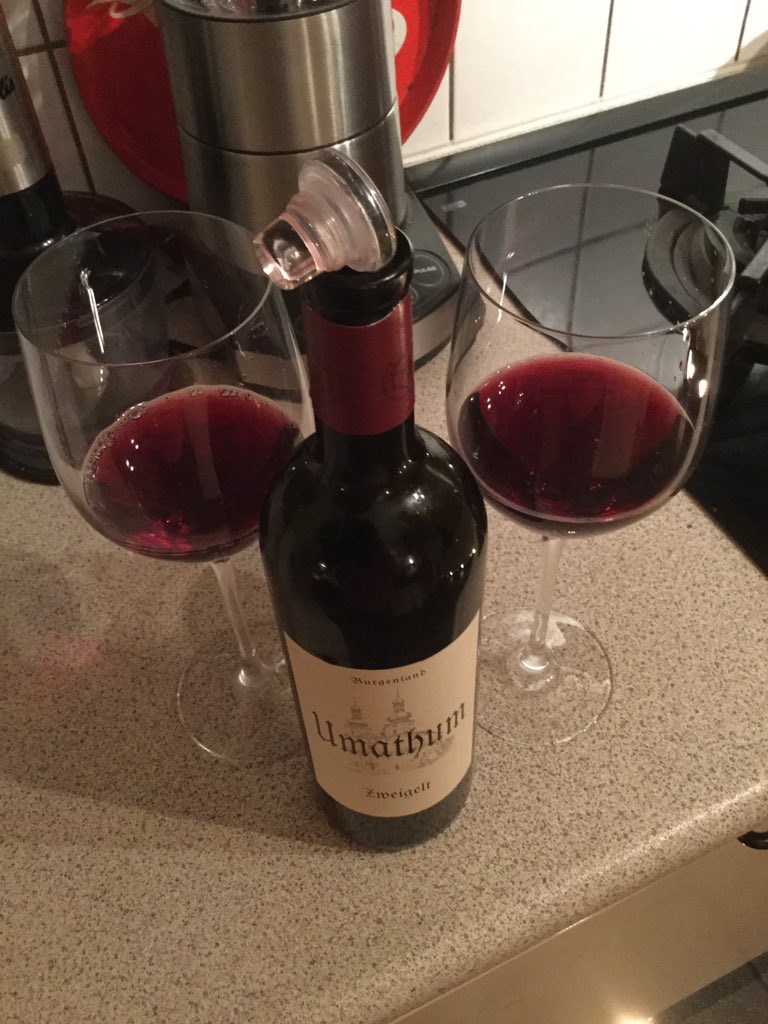 eigenwijze39's tweet photo. @jonbergerdaniel @Porkyaskew @Chef_Kuba the first of 12 bottles to be opened #umathum Zweigelt from Austria 🇦🇹 recognizable at the glass cover. Using the right glass to drink 🍷 it. Very good to start the weekend. Shall we have some Dutch 🧀 with it? Proost, Salad, Chears, prosit https://t.co/Qh8NkWR6nr