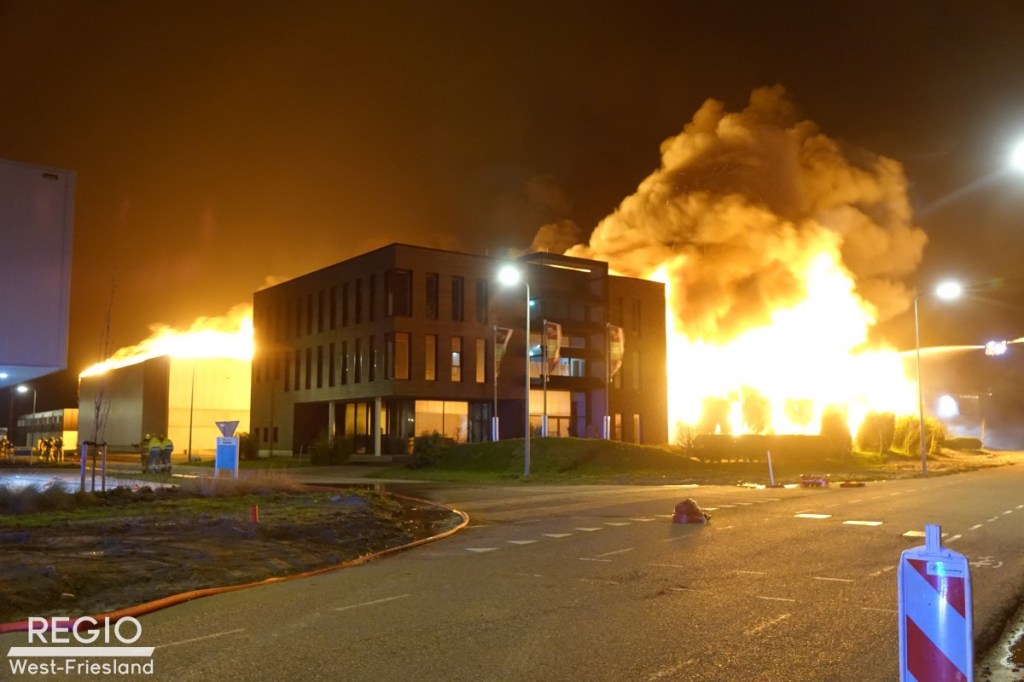Zeer grote brand in Zwaag: Twee panden in brand..