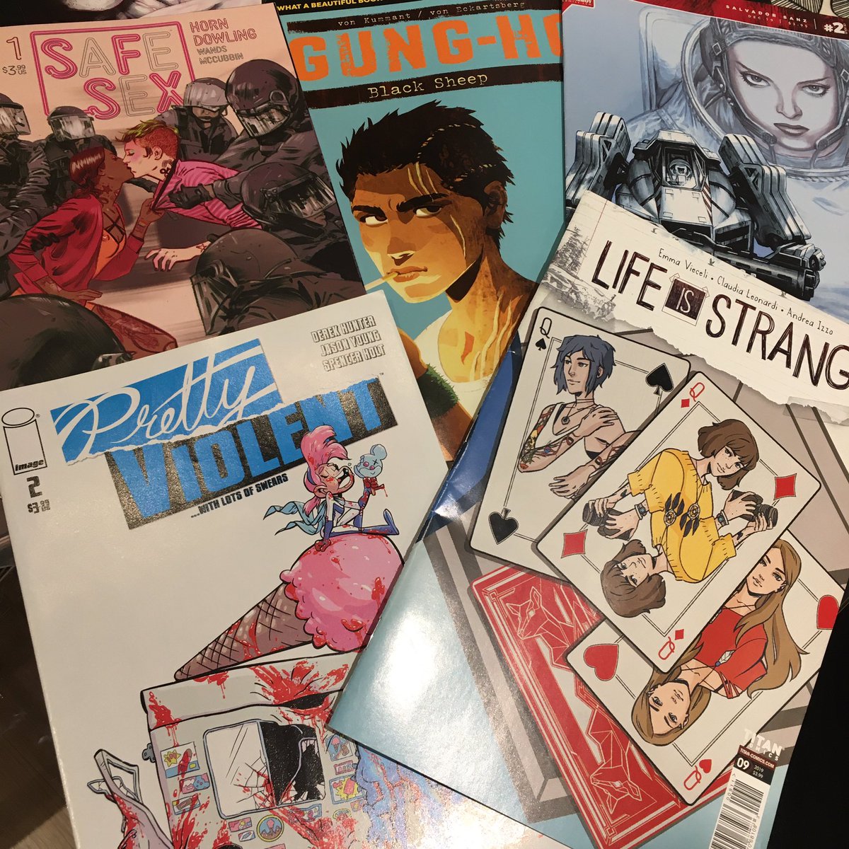 pitythebackseat's tweet photo. Heyyyy, @ForbiddenPlanet have buy one, get one free on grab bag comics so I got myself a reading haul. Yes, I picked up comics based on the cover! π€£ and a new issue of my latest fave, #GhostedInLA (ps, donβt forget your @ThePCCLondon card for a discount!) https://t.co/IFvo1p7yOf