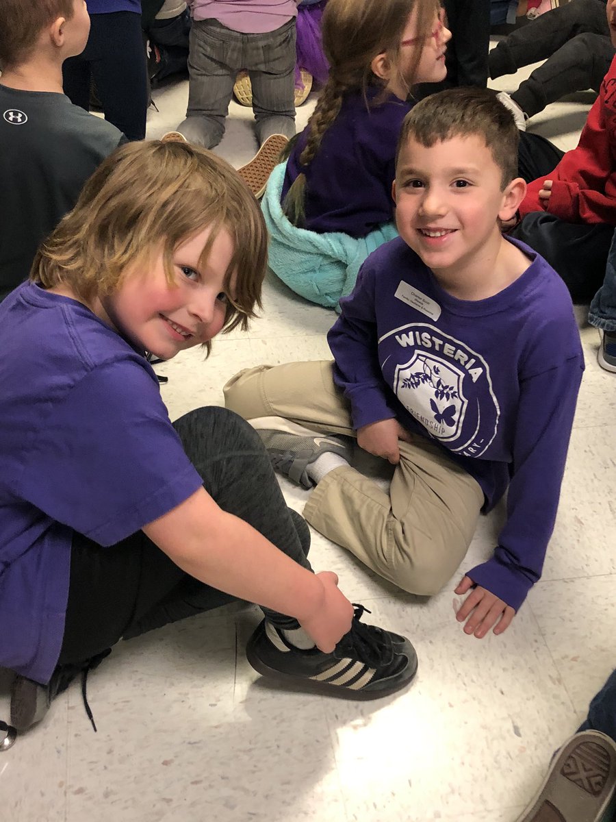 gteairoldi's tweet photo. It’s a hang out with you house family type of a day at GTE! We had a great time learning about the animals in Australia and getting to know each other even better! #wearewentzville #gtegators #ronclark #rca https://t.co/KnO01Xzt34