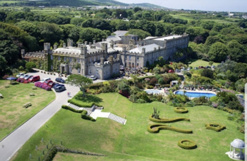 We have arrived at the beautiful <a href="/LoveTregenna/">Tregenna Castle</a>, thank you to all the staff for their fantastic hospitality.
Now preparing for an appearance on a  favourite programme.
Updates soon. 
YOU WON'T WANT TO MISS THIS 😉🤫💙

gofundme.com/f/speedomick-1…