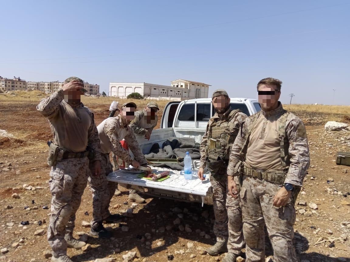 Photos of Russian SOF in Syria, likely from different units. The serviceman in the 2nd and 3rd photos has an AK-105 with an EOTech XPS2/3, SOT ASPID laser aiming device, and Crye Precision trousers. 39/ https://vk.com/russian_sof?w=wall-138000218_77303