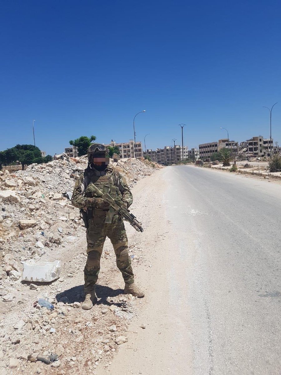 Photos of Russian SOF in Syria, likely from different units. The serviceman in the 2nd and 3rd photos has an AK-105 with an EOTech XPS2/3, SOT ASPID laser aiming device, and Crye Precision trousers. 39/ https://vk.com/russian_sof?w=wall-138000218_77303