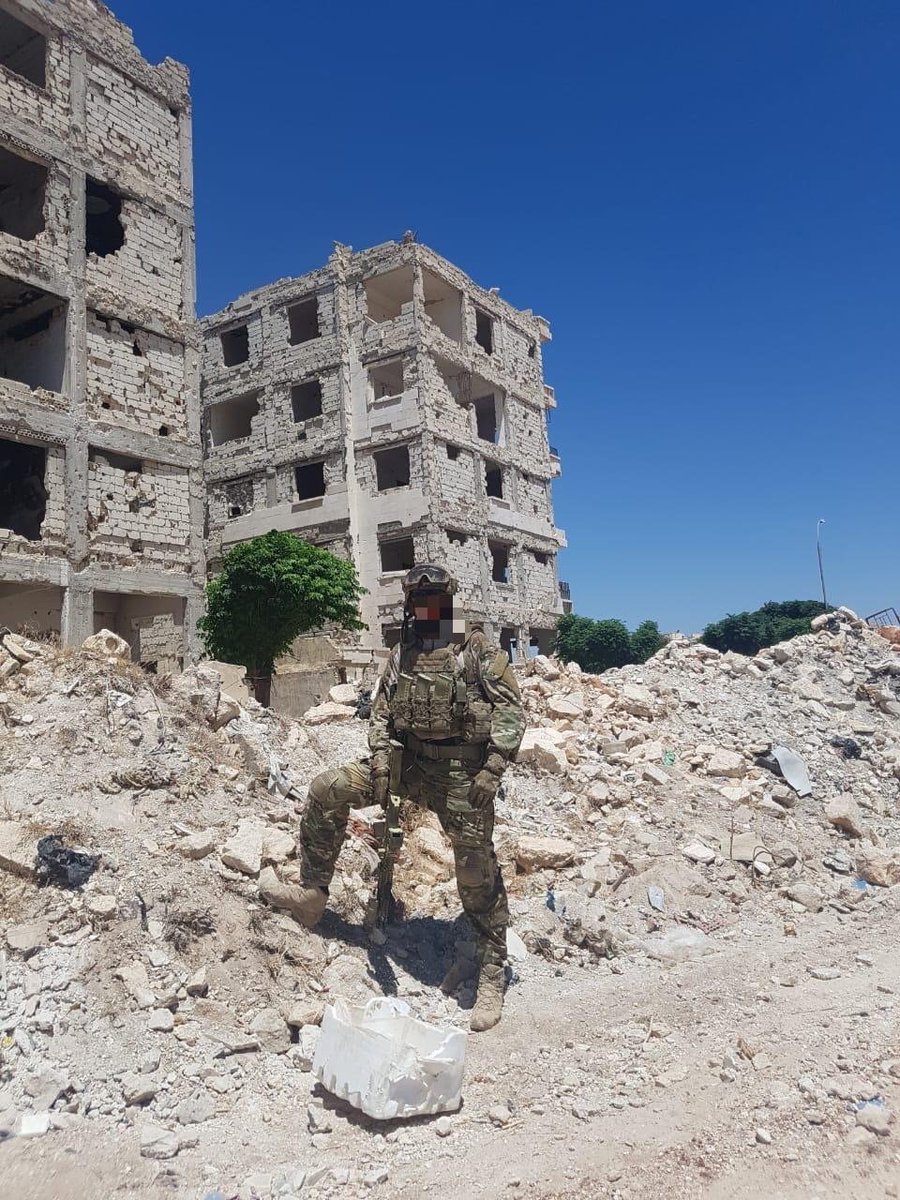 Photos of Russian SOF in Syria, likely from different units. The serviceman in the 2nd and 3rd photos has an AK-105 with an EOTech XPS2/3, SOT ASPID laser aiming device, and Crye Precision trousers. 39/ https://vk.com/russian_sof?w=wall-138000218_77303