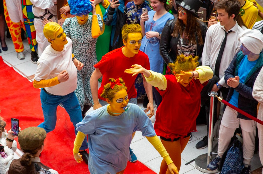 CvlCDG's tweet photo. Merci à notre super Cvl pour ce carnaval de folie ! Merci aussi à tous les élèves du lycée, qui étaient géniaux !! https://t.co/jRhDIkjmu1