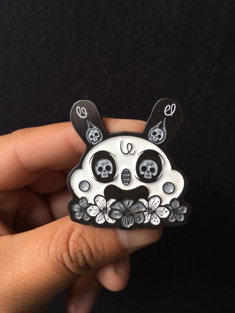 Pin edición Ánima de #Chamuca basado en el diseño de su Dunny producido por <a href="/Kidrobot/">Kidrobot</a> Costo: $150.- Edición de 50 c/u