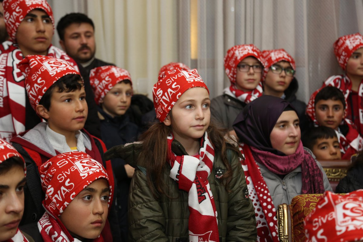Sivas İmam Hatip Lisesi, Gazi Lisesi, Şarkışla İsmet Yılmaz Fen Lisesi, İmam Hatip Lisesi, Sabancı Lisesi, Yıldızeli Kerimümin Halit Ortaokulu, Yıldızeli Sarıyar İlk ve Orta Okulu "Minik Yiğidolar Takımına Sahip Çıkıyor" projesi kapsamında Valimiz Salih Ayhan'a ziyarette bulundu.