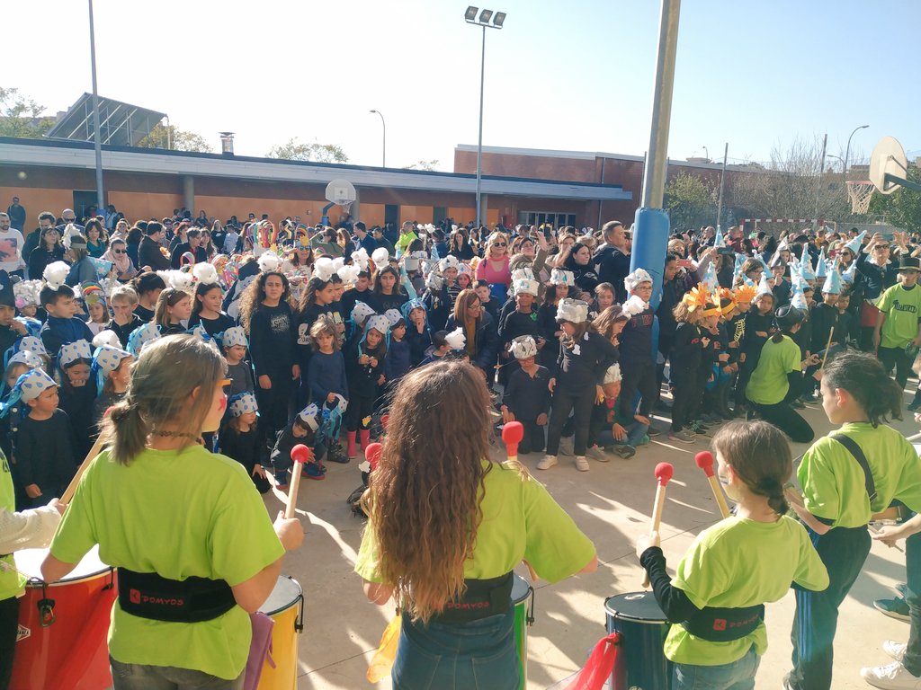 Escola_Alberich's tweet photo. Rua pel Barri compartint la festa amb la #Comunitat. Visca #Carnestoltes, visca la rauxa, visca la música. Gran #Albetucada i #Genials disfresses a les comunitats #Festa #Reus @reus_cat @ReusCultura https://t.co/ibpQ8KEBIu