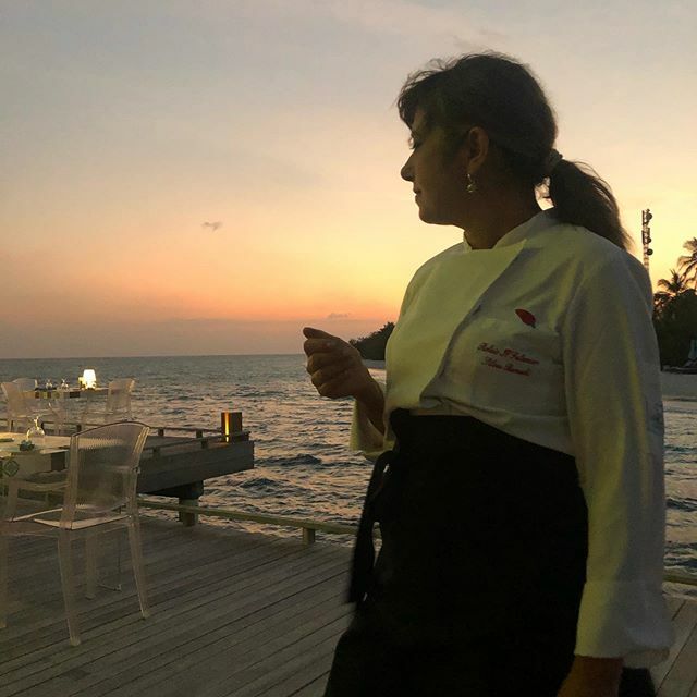 Sunset on the sea 
Cooking and relaxing... WoW !!! these are two think that I love to do! 
Perfect combination ❤️
.
.
.
.
#silviabaracchi #ilfalconiere #ilfalconiereontour #youandmemaldives #cookingwithlove 
#azemarviaggi #cocoonmaldives #cookinginTuscany