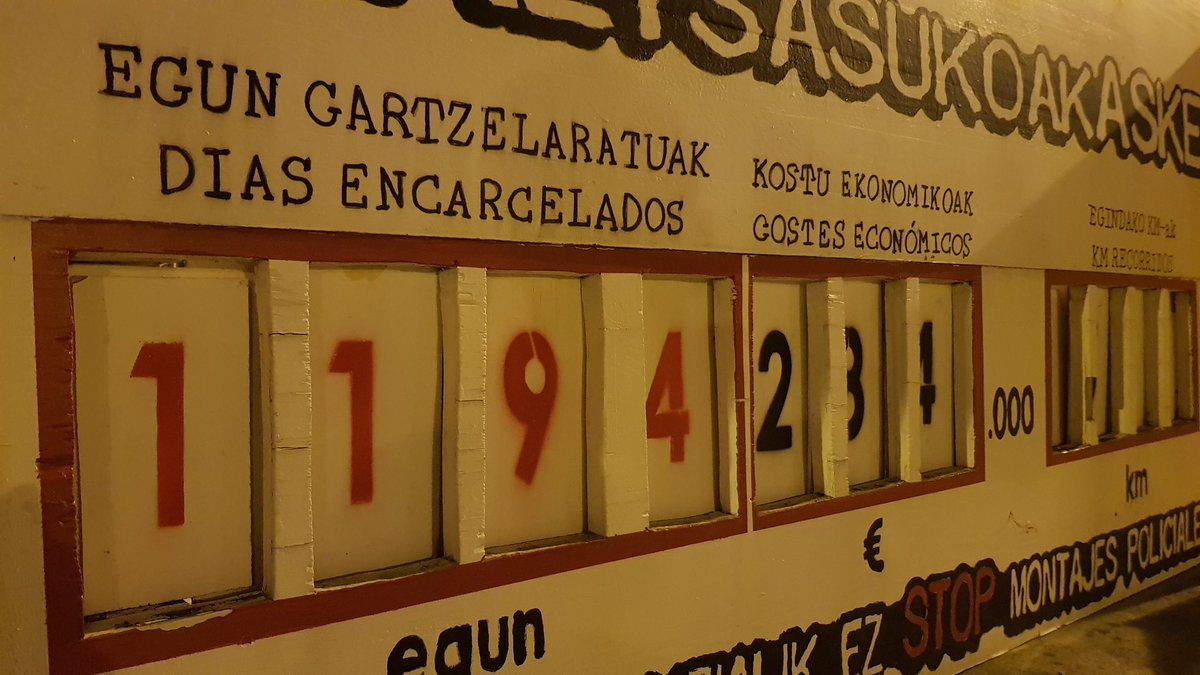 Altsasugurasoak's tweet photo. Ayer fueron los cumpleaños de Jonan. El pueblo de #Altsasu no olvida a sus jóvenes y así lo hizo ver mediante diferentes pancartas. Mientras la injusticia continúe, seguiremos exigiendo la libertad de nuestros hijos y la defensa de los derechos humanos. #Alsasua

MAITE ZAITUGU!! https://t.co/BtbnmirMJa