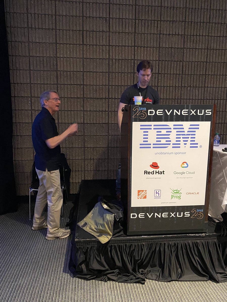 ameliaeiras's tweet photo. #Triber @dblevins 🧡 about to start in room 315/316 @devnexus 💚a session about now  #JakartaMessaging via @JakartaEE from #JMS2.1 &amp; now #3.0 #opensource @tomitribe #java25years #OSS https://t.co/T6UTtLid4H