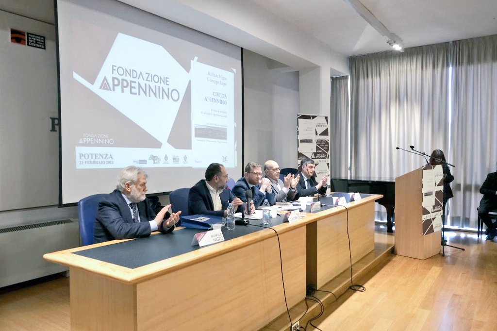 BccBasilicata's tweet photo. #CiviltàAppennino, un'interpretazione dell'Italia in chiave verticale, 
Raffaele Nigro e Giuseppe Lupo ci fanno scorgere un'altra Italia, mettendo in rapporto suggestioni provenienti dalla letteratura, dalla storia, dall’antropologia, dall’arte. #cisiamo #siamolucani https://t.co/MxJ2xdxBnE