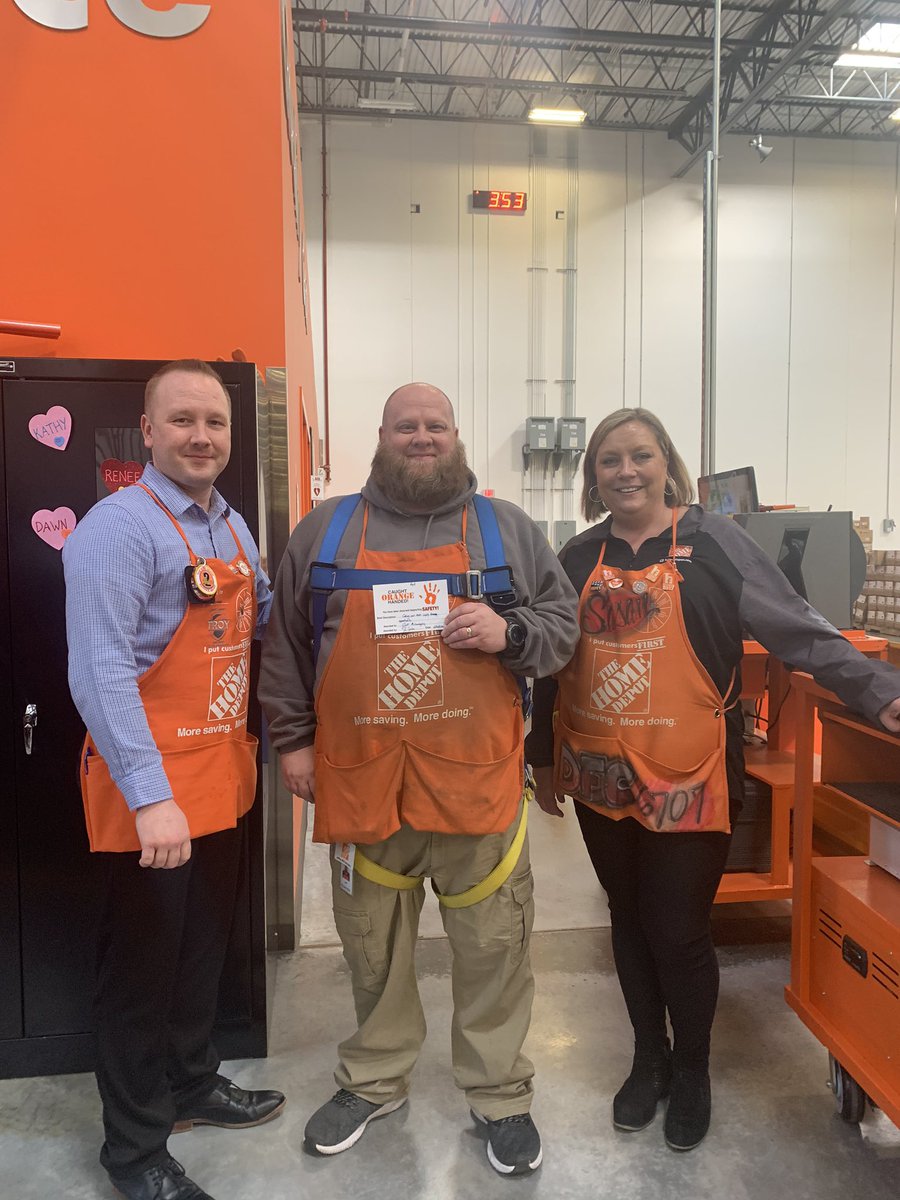 Associates being caught orange handed! Amazing job by our team keeping safety first! #2020SAFETYVISION @JohnKossick <a href="/SMeyerTHD/">Saige M</a> <a href="/SCAPchat/">THD Supply Chain Asset Protection</a> <a href="/TroyDFC6707/">THD DFC #6707</a> <a href="/SusanWa36403467/">Susan Wagner</a>