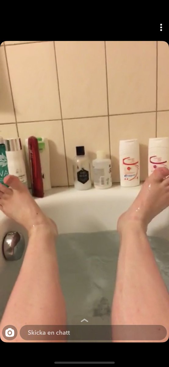 lisajaners's tweet photo. Så fin relation jag och min fina vän har. När man inte själv har tillgång till badkar får man självklart delta via Snapchat när hon badar ! Fina fina du @mariagards https://t.co/wmybinkMMZ