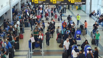 TReporta's tweet image. El Aeropuerto Internacional de @tocumenaero espera movilizar más de 128 mil pasajeros entre el 20 y 28 de febrero por carnavales. #TReporta