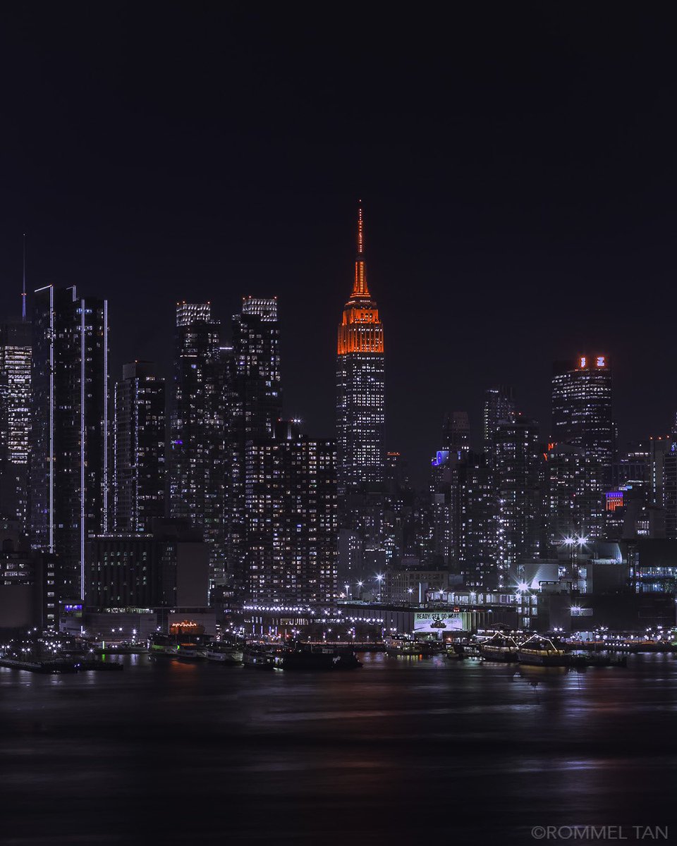 Most iconic building in #NewYorkCity #empirestatebuilding #ESBFan #nycskyline #newyorkskyline #manhattanskyline #newyorkcity #nyc #newyork #ilovenyc   #timeoutnewyork #nycgo #NightPhotography @ThePhotoHour