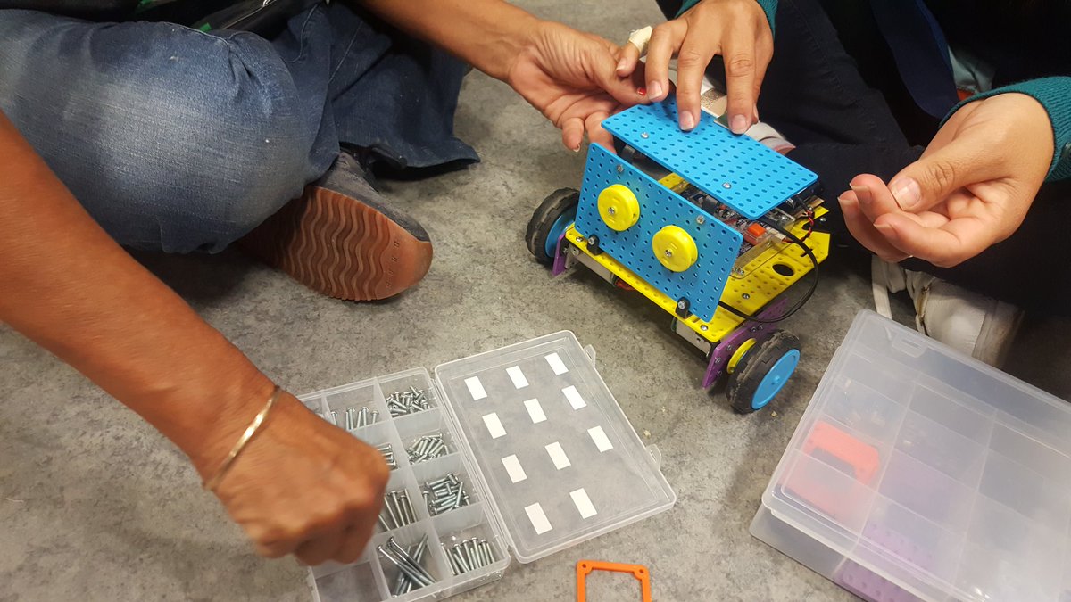 mardanielmdp's tweet photo. Robots tuneados. Mad Max revival! @BAeducacion https://t.co/CnxBqxUm7E