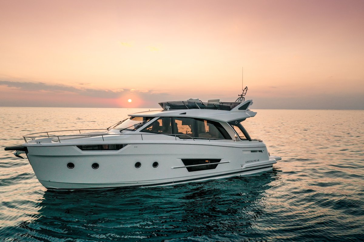 GreenlineSpain's tweet photo. Por todas esas puestas de sol que están por venir 😍🐬#Grenline45Fly #responsibleboating #consciousness https://t.co/cxVTYMkk7m