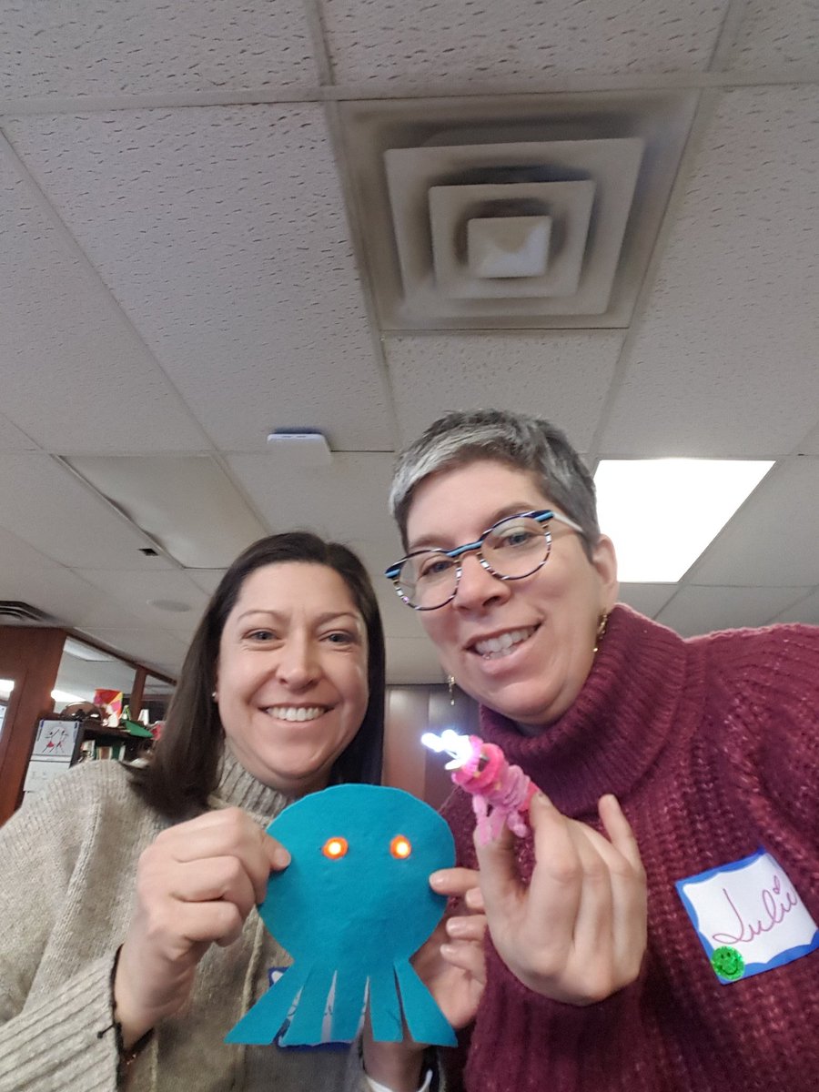 julie_carignan's tweet photo. Réussir à faire une amie crevette avec des leds et une épingle à linge pour la pieuvre au regard allumé de @Genni33 .  C'est bon de se retrouver dans la peau et le coeur des enseignants que j'accompagne #horsdemazonedeconfort #essaierreur https://t.co/834NJtwbKm