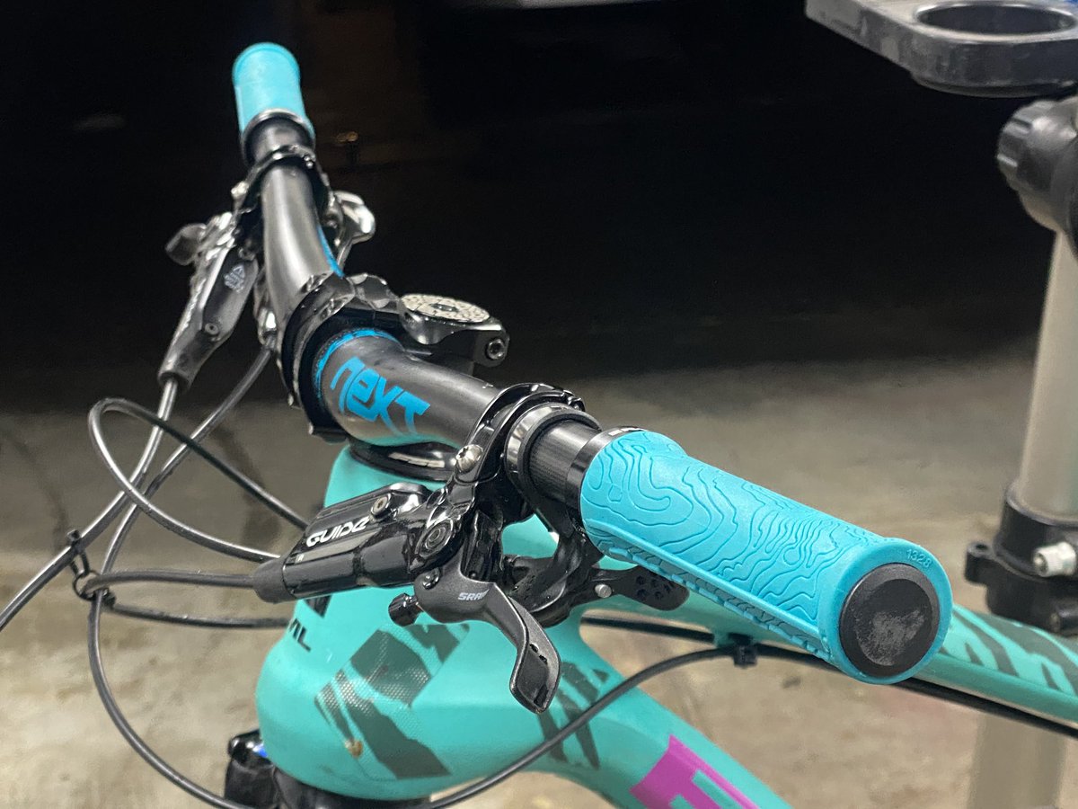 nasyoR's tweet photo. タイヤやグリップといった消耗品を交換して心機一転リフレッシュ！

こうして手軽にパーツ交換して遊べるのは自転車遊びの良いところ。

三年乗ってるコイツも、また一段と愛おしくなった〜

#Evilcalling #IRCtanken #Raceface #pushelevensix https://t.co/w6tNQt5uEL