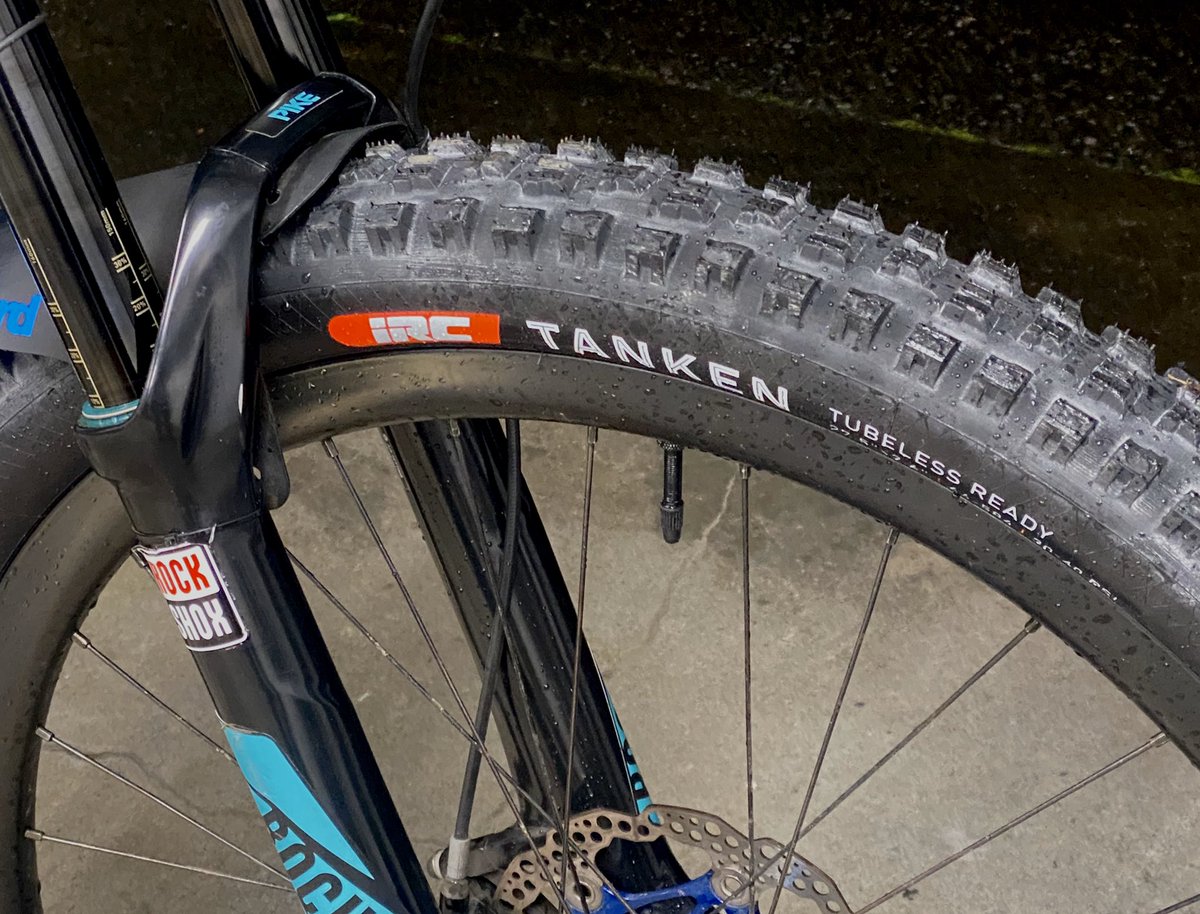 nasyoR's tweet photo. タイヤやグリップといった消耗品を交換して心機一転リフレッシュ！

こうして手軽にパーツ交換して遊べるのは自転車遊びの良いところ。

三年乗ってるコイツも、また一段と愛おしくなった〜

#Evilcalling #IRCtanken #Raceface #pushelevensix https://t.co/w6tNQt5uEL