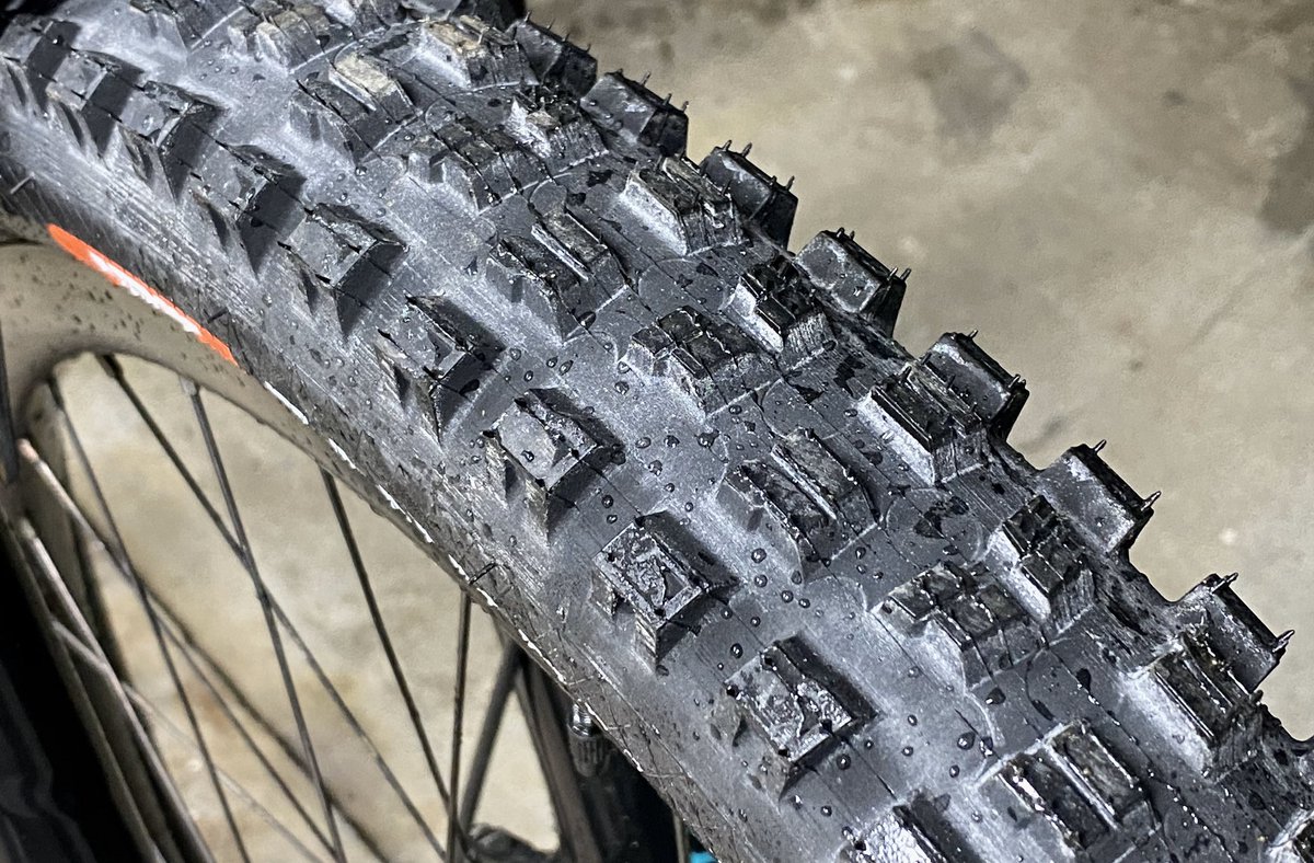 nasyoR's tweet photo. タイヤやグリップといった消耗品を交換して心機一転リフレッシュ！

こうして手軽にパーツ交換して遊べるのは自転車遊びの良いところ。

三年乗ってるコイツも、また一段と愛おしくなった〜

#Evilcalling #IRCtanken #Raceface #pushelevensix https://t.co/w6tNQt5uEL