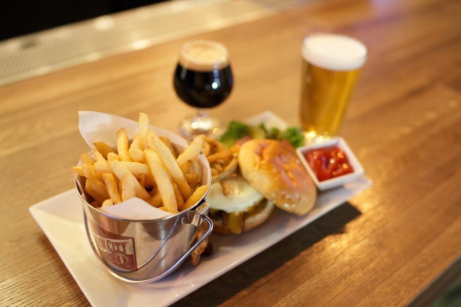 WhirlyBall's tweet photo. #SorryNotSorry if these crispy fries and juicy burger are making you hungry. It’s lunchtime at #WhirlyBallChicago! #EatDrinkGameOn #WhirlyBallin https://t.co/CEBzmll11a