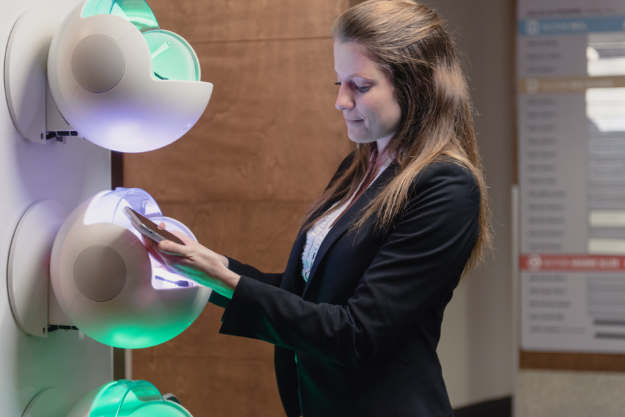 Saviez-vous que nous avions des postes de recharge pour vos téléphones tout près de la réception? #hotelquebec