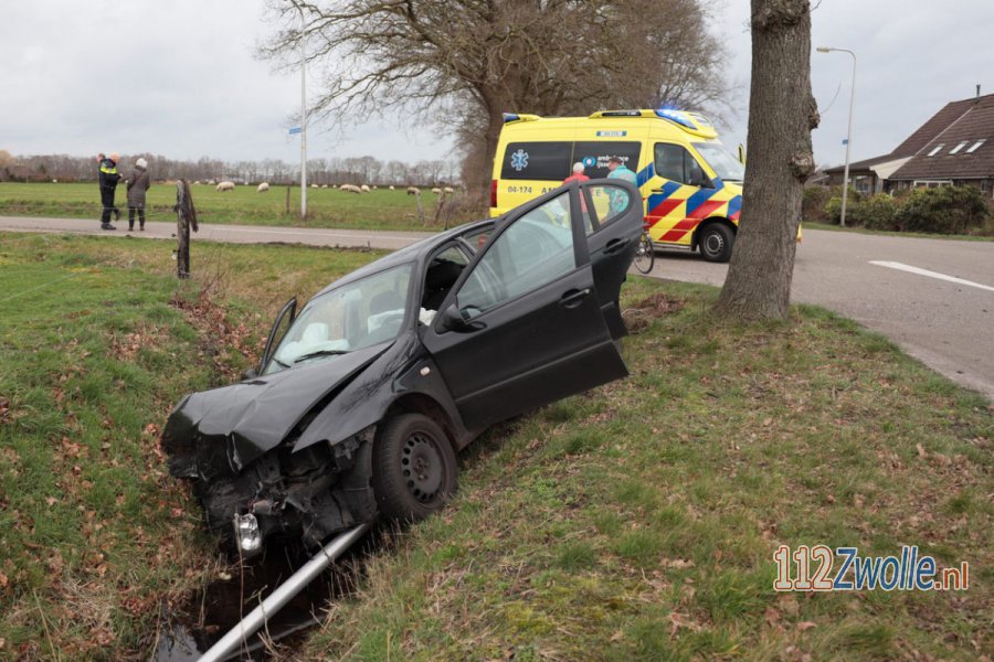 Auto belandt in de sloot na aanrijding op kruising in Luttenberg..