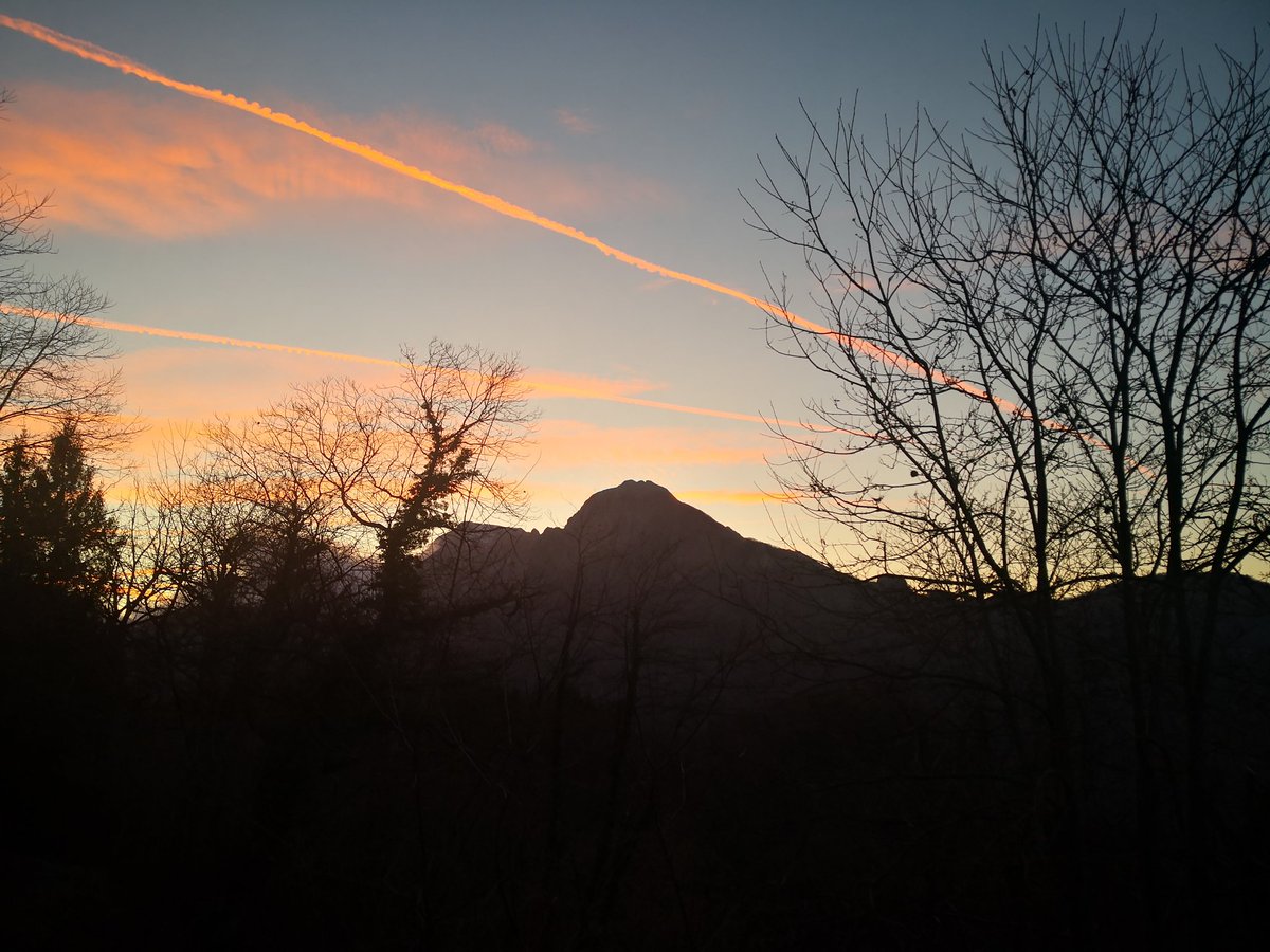 “Mi piacciono tanto i tramonti. Andiamo a vedere un tramonto…”
“Ma bisogna aspettare…”
“Aspettare che?”
“Che il sole tramonti…”
#IlPiccoloPrincipe
[#AntoindeSaintExupéry ]