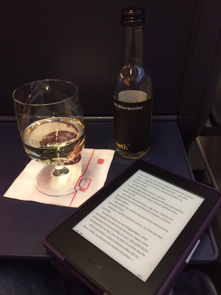 ptraluh's tweet photo. Liebe @DB_Bahn - obwohl Ihr nichts für die Verspätung könnt (Störung in #Italien, habe meinen Anschluss in München verpasst), hat mir Eure Azubi im Reisezentrum super nett und geduldig geholfen mit einer neuen Reservierung 👍🎉Jetzt genieße ich Euren #Weißburgunder 🤗 https://t.co/LQyIa4V0n5