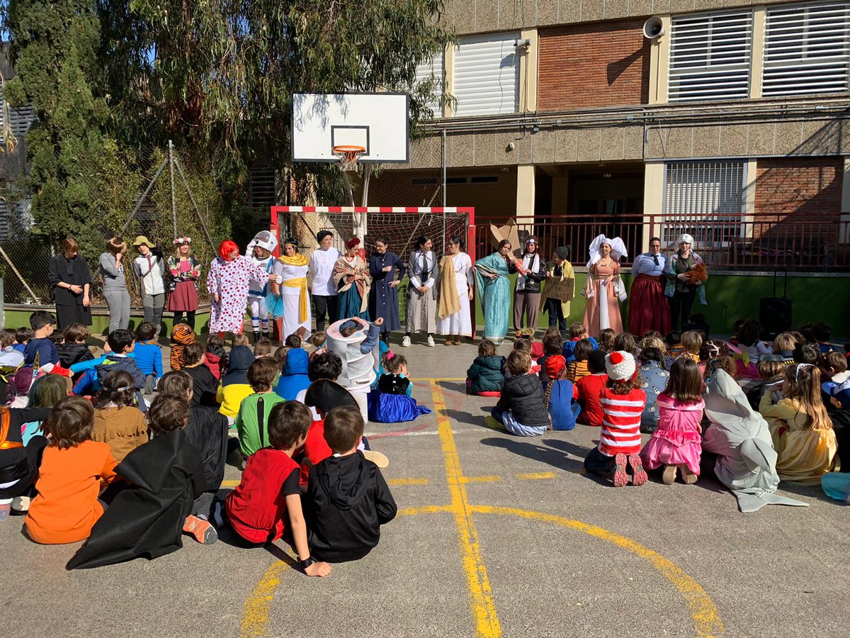 El 8 de març a <a href="/MontsenyEscola/">Escola Montseny</a> ja comença per #carnaval!  Les mestres fem visibles #dones que han fet història.