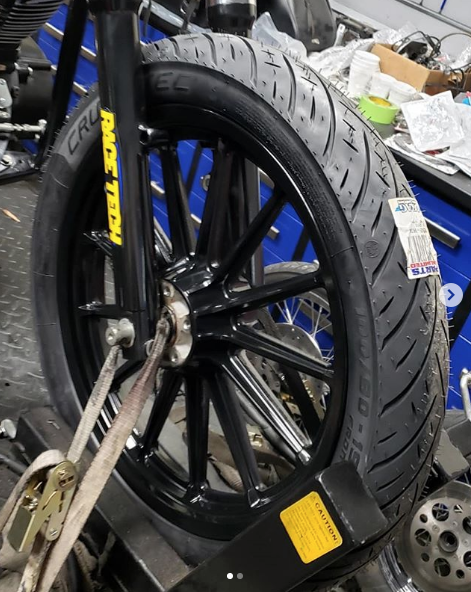 MetzelerMotoUSA's tweet photo. Have you tried the Cruisetecs yet? The @homelessrealtor won a set at the @fxrshow in Sturgis and knows the importance of good tires! #MetzelerMoto https://t.co/vaiWI2qhPb