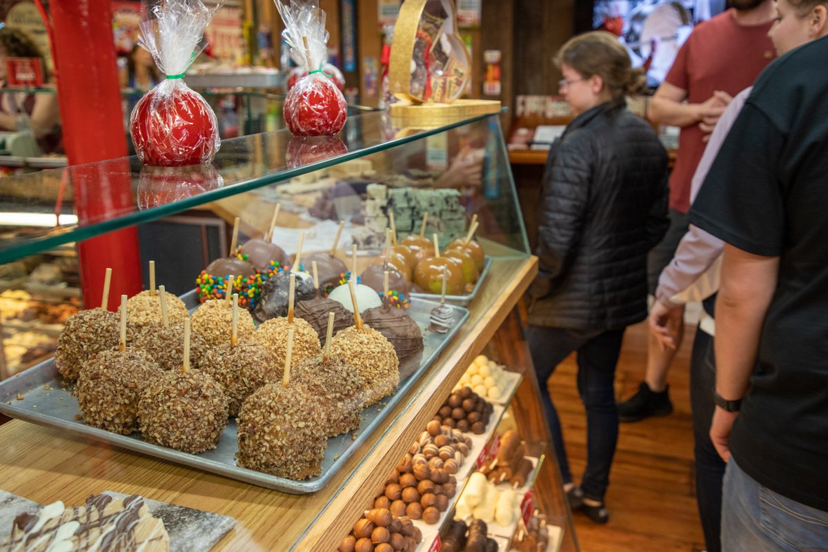 Do you like your apples candied, chocolatey or covered in all things sweet and nutty? #SavannahTaste