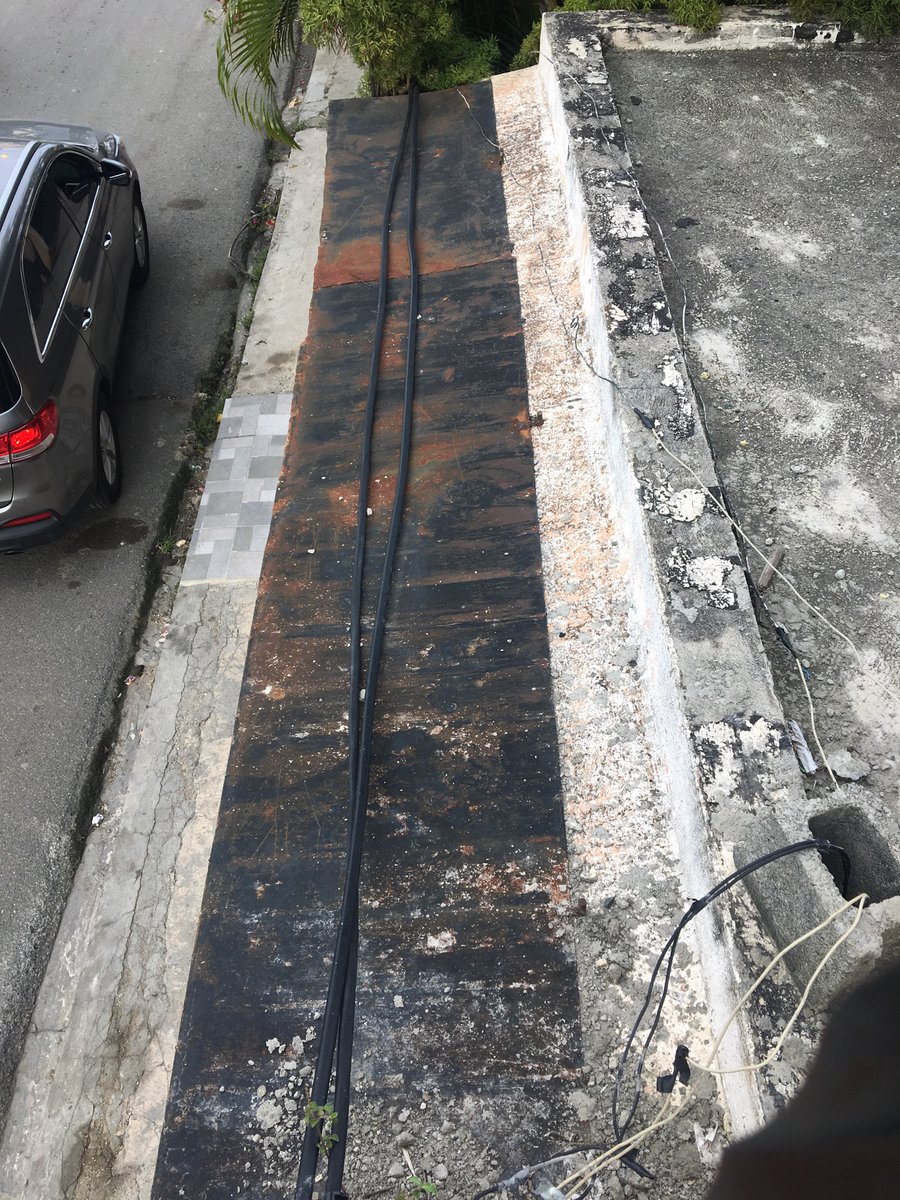 CallMePame's tweet photo. Ya hemos llamado 3 veces reportando y solicitando que se muevan esos cables de ahí, al parecer van a esperar que alguien muera electrocutado para accionar.
@CDEEE_RD @EdesurRD @EdenorteRD https://t.co/UzcIbo5o3X