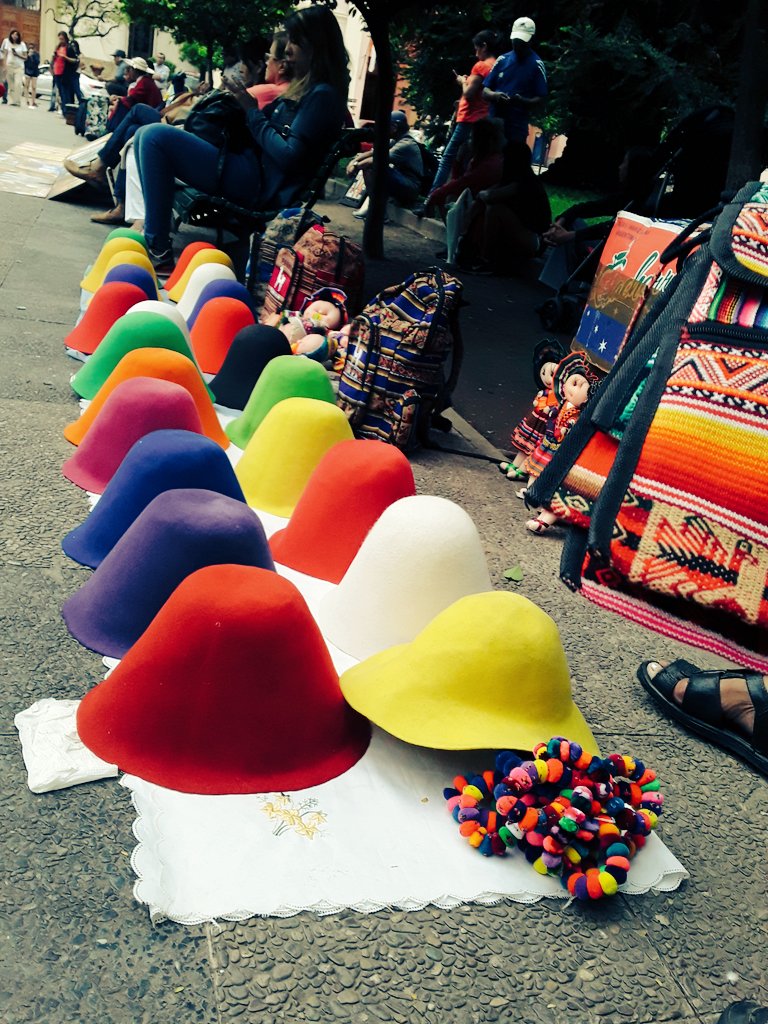 AlmadaNicoo's tweet image. Sombreros de colores y artesanias típicas de nuestra ciudad y alrededores (norte argentino) que se venden en epoca de carnaval. #DIABLOSSUELTOS #COM1 #CULTURIZATE