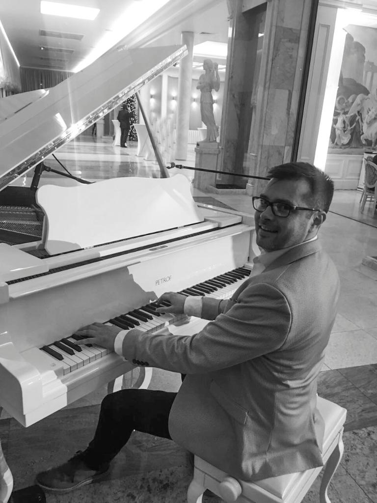 PoloBarMayfair's tweet photo. Introducing the weekend with a live piano performance by Vadim Azarkh, join us from 7 pm
#PoloPiano #PoloBarMayfair #livemusic #livemusicvenue #livemusiclondon #londonmusic #cocktailbar #londonbars #afterworkdrinks #cocktailtime #cocktailhour #pianobar https://t.co/sxJAMJ607K