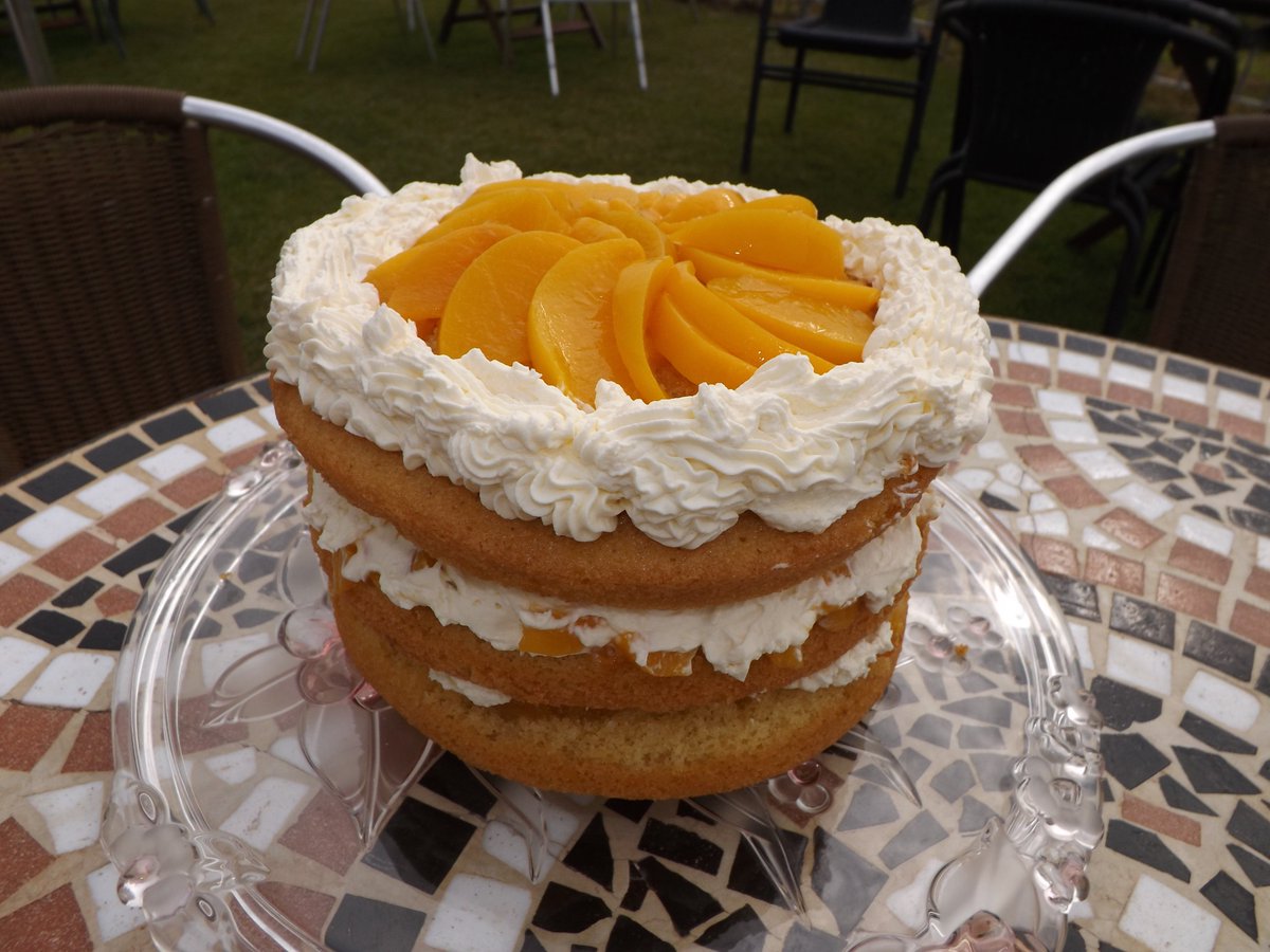 Blueberrys_cafe's tweet photo. Cakes for tomorrow are Kinder Bueno, Peaches and Cream, Banana and GLUTEN FREE Victoria Sponge #iow #cake #glutenfree https://t.co/pJ1PT7iFVj