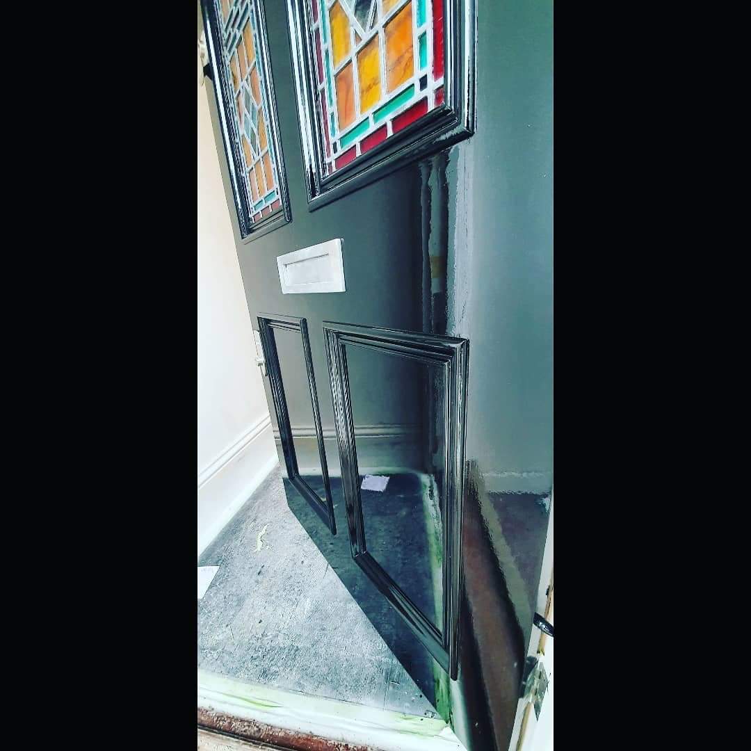 TRADE_decorator's tweet photo. Today's #skillsshowcase features @definitivedecor Hand painted front door using @axusdecor #minkseries 2" brush and @SandtexPaints #flexigloss in black. Door sanded flat, undercoated & sanded smooth again. Coated twice in gloss with 320 pad down inbetween and tack cloth off. https://t.co/CXBsqKoI2y