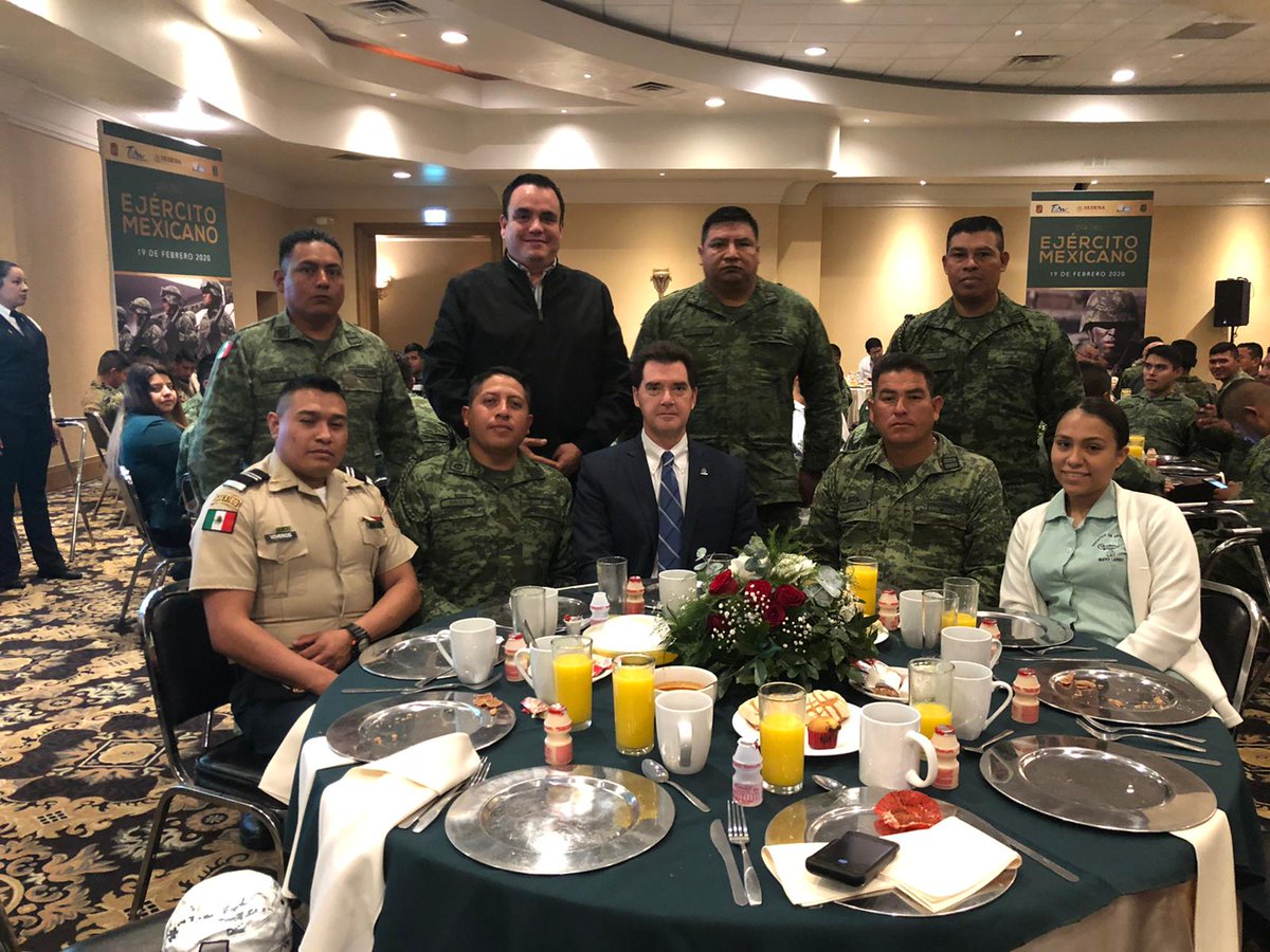 Nuestro presidente de Coparmex Nuevo Laredo, A.A, Héctor de la Miyar, asistió al evento del día del Ejercito Mexicano por su #107 aniversario
#masymejoresempresasparamasymejoresempleos